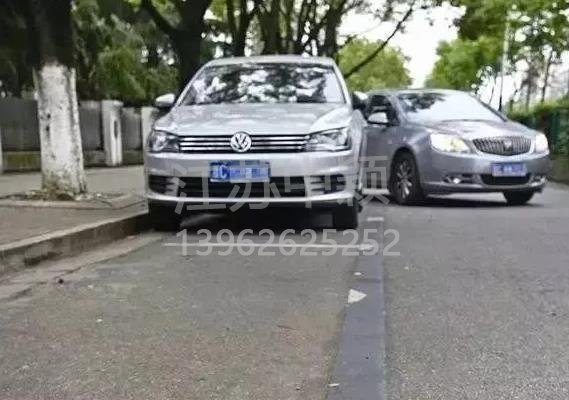 車停在車位也被貼處罰單子？交通警察：這三種停車方式也算違規(guī)！