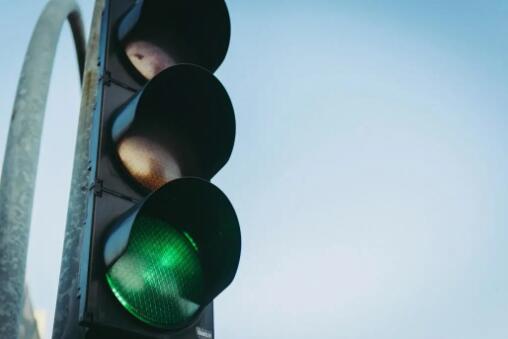 十字路口信號(hào)燈一直“黃閃”，是壞了嗎？到底該不該停車？