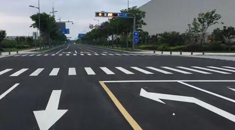 蘇州停車(chē)位劃線(xiàn)廠(chǎng)家解讀，道路交通標(biāo)志牌通常布置在什么區(qū)域？