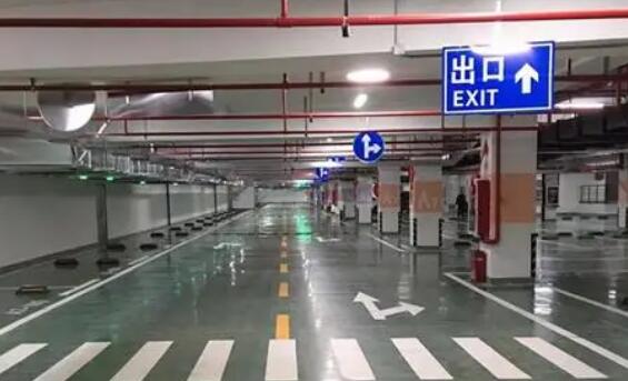 地下車庫(kù)消防劃線出口，保障安全的生命通道